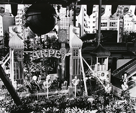 金村修《Untitled》〈本日の日本〉より 1993年 ゼラチン・シルバー・プリント 東京都写真美術館蔵  金村修《Untitled》〈本日の日本〉より 1993年 ゼラチン・シルバー・プリント 東京都写真美術館蔵